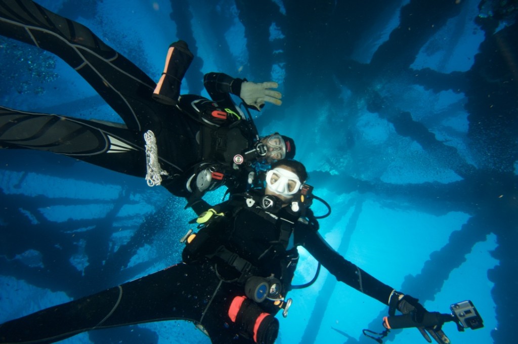 Buceo: Dos buzos en la Plataforma Tiburones Buzos explorando la Plataforma Tiburones